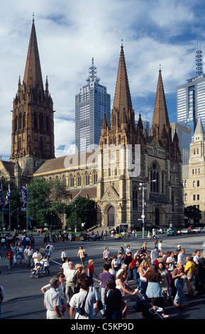 St Pauls Cathedral mit Menschen über die Straße, Melbourne, Australien Stockfoto