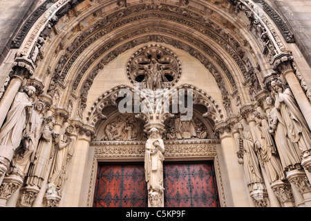 Eingang, Skulpturen, Friese und Statuen der Cathedral of Saint John the Divine, Manhattan New York. Stockfoto