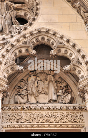 Eingang, Skulpturen, Friese und Statuen der Cathedral of Saint John the Divine, Manhattan New York. Stockfoto