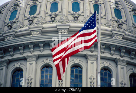Kuppel des Capitol Building Nahaufnahme mit US-Flagge, Washington DC, USA Stockfoto