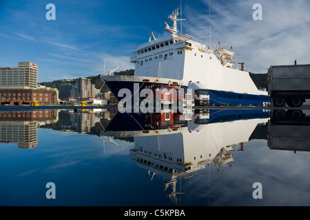 Frachter Kent von Strait Shipping und geparkten LKW in Glasgow Wharf, Wellington, mit Reflexion in große Pfütze. CBD inc. NZ Stockfoto