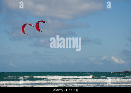 Zwei kite-Surfer in Lyall Bay, Wellington, Neuseeland Stockfoto