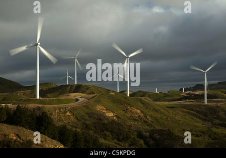 Neuseeland, Te Apiti Windpark, stromerzeugende Windkraftanlagen vor Gewitterhimmel, zwei weitere im Bau Stockfoto