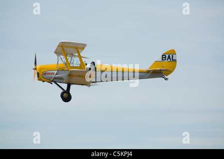 Gelbe de Havilland DH82 Tiger Moth Doppeldecker fliegen, Höhenplan, Neuseeland Stockfoto