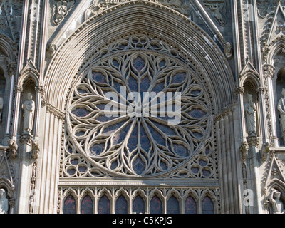 Nahaufnahme von außen Rosette im Westen Front von Trondheim Kathedrale, Norwegen Stockfoto