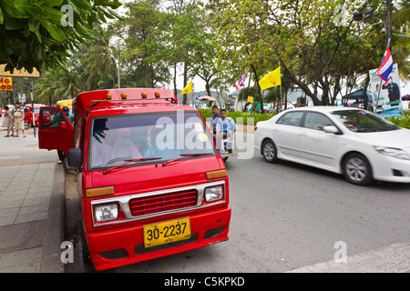 Ein Tuk-Tuk oder kleinen Taxi in Patong, Phuket, Thailand Stockfoto