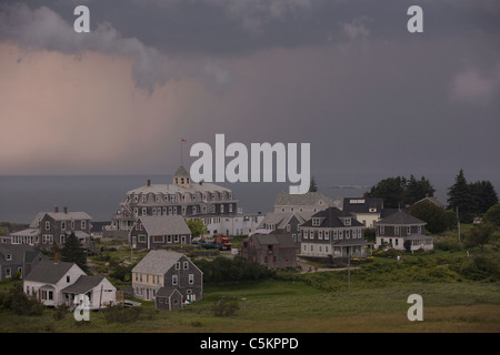 Monhegan Island, Maine - Ansicht von Monhegan Island Hafen und Dorf historisches Hotel, The Island Inn, während Offshore-inklusive Stockfoto