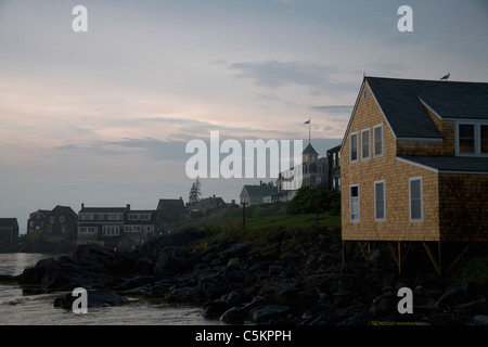 Monhegan Island, Maine - Ansicht von Monhegan Island Hafen und Dorf inklusive historisches Hotel, The Island Inn. Stockfoto