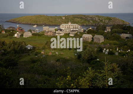 Monhegan Island, Maine - Blick auf Monhegan Island Hafen und Dorf inklusive historisches Hotel, The Island Inn und Manana Stockfoto