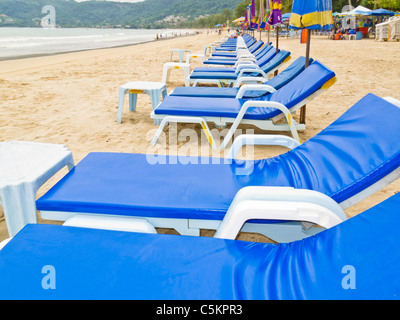 Liegestühle und Sonnenschirme zu mieten am Strand von Patong, Phukett, Thailand Stockfoto