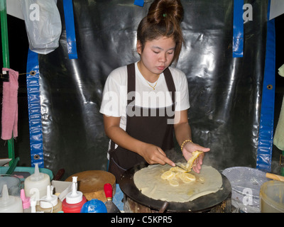 PHUKETT, THAILAND - JUN 9 2011:Roadside Lebensmittel-Anbieter machen Crepes in Phuket, Thailand am 9. Juni 2011. Stockfoto