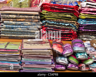 Seidentuch und Hausschuhe zum Verkauf an Marktstand Stockfoto