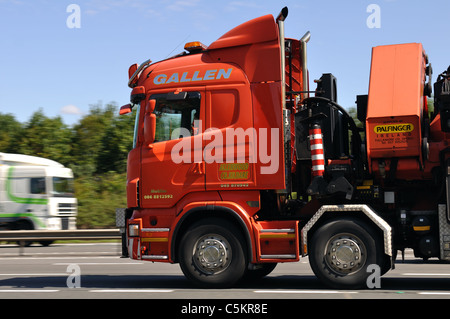 LKW Geschwindigkeit auf der Autobahn M40, Warwickshire, UK Stockfoto