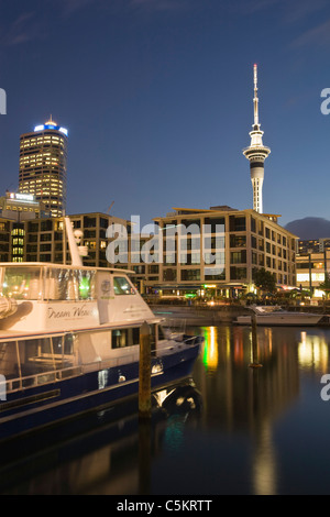 Viaduct Basin und Marina vom Quay Street in der Innenstadt von Auckland, Neuseeland.  Dämmerung Licht. Stockfoto