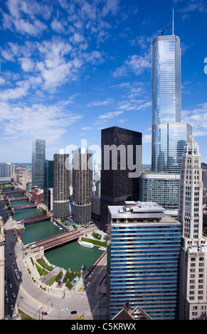 Trump Tower mit Chicago River und den nahe gelegenen Gebäuden Stockfoto