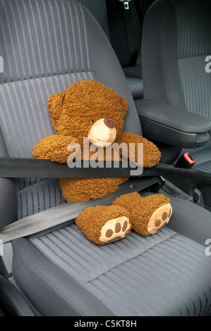 Teddy mit Sicherheitsgurt im Auto Stockfoto