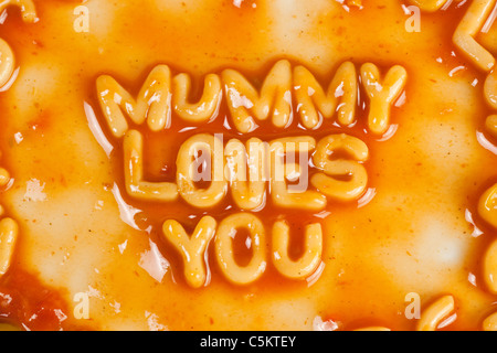 Alphabet geformten Nudeln bilden Mama liebt dich in Tomatensauce Stockfoto