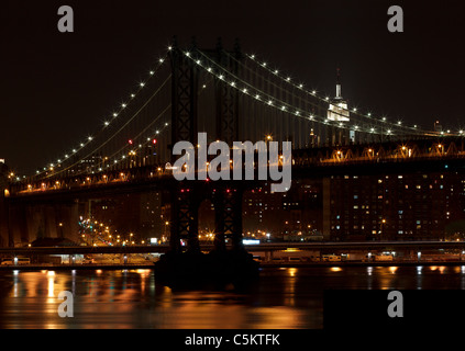 Manhattan Bridge und Empire State Building bei Nacht Stockfoto