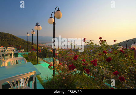 Straßen von Nea Vrasna, Griechenland, Sommersaison Juli 2011. Stockfoto