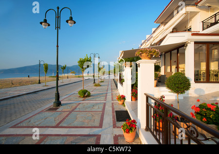 Straßen von Nea Vrasna, Griechenland, Sommersaison Juli 2011. Stockfoto