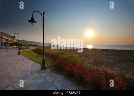 Straßen von Nea Vrasna, Griechenland, Sommersaison Juli 2011. Stockfoto