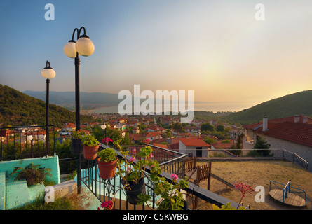 Straßen von Nea Vrasna, Griechenland, Sommersaison Juli 2011. Stockfoto