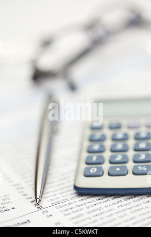 Blatt Papier, Stift, Gläser und Taschenrechner Stockfoto