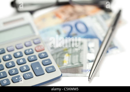 Geld, Stift, Gläser und abgewinkelte Taschenrechner Stockfoto