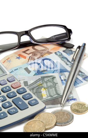 Brille, Geld, Stift und Taschenrechner Stockfoto