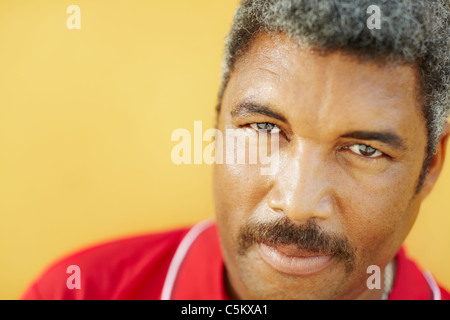 50 Jahre lateinamerikanische Mann Blick in die Kamera mit intensiven Blick. Kopf und Schultern, Textfreiraum Stockfoto