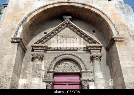 Portal der Kirche (12. Jahrhundert), Saint-Gabriel, Provence, Frankreich Stockfoto