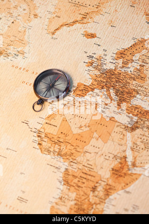 Weltkarte mit Kompass zeigt Afrika und Europa Stockfoto