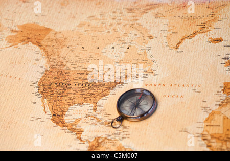 Weltkarte mit Kompass zeigt Nordamerika Stockfoto