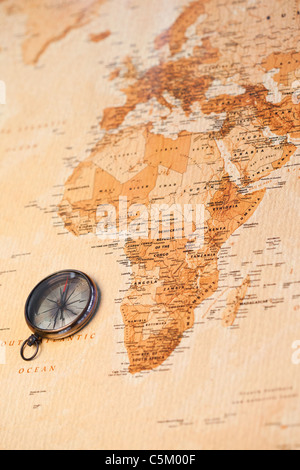 Weltkarte mit Kompass zeigt Afrika Stockfoto
