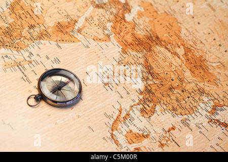 Weltkarte mit Kompass zeigt in Südasien Stockfoto