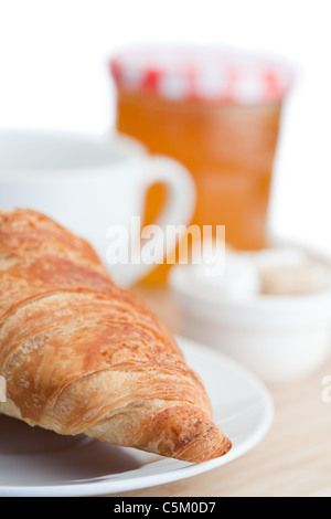 Frühstück mit Kaffee, Croissant und Marmelade Stockfoto