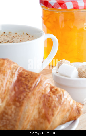 Frühstück mit Kaffee, Croissant und Marmelade Stockfoto