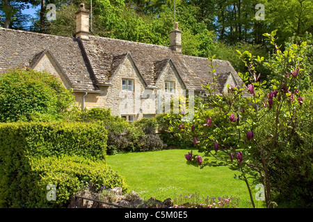 Eine idyllische Cotswold Cottage im Frühjahr, Bibury, Cotswolds, Gloucestershire, England, Großbritannien Stockfoto