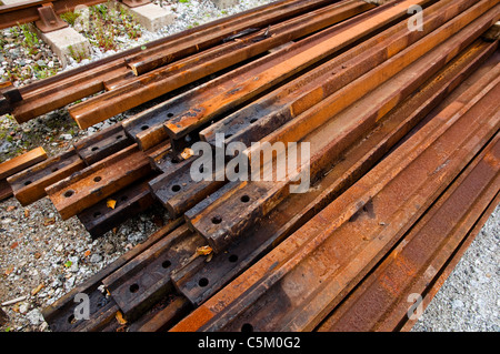 Ein Haufen rostigen Metall tracks warten darauf, im Rahmen einer Eisenbahn-Restaurierung verwendet werden. VEREINIGTES KÖNIGREICH. Stockfoto