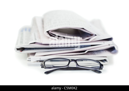 Einen Stapel Zeitungen und ein paar der Lesebrille Stockfoto