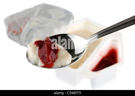 Wanne mit Erdbeer Kompott Zwilling Topf Reis mit Marmelade. Stockfoto