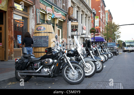 Reihe von Motorräder einschließlich Harley Davidson auf Broadway Innenstadt von Nashville Tennessee USA Stockfoto