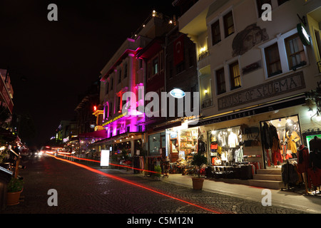 Straße in Sultanahmet, Istanbul in der Nacht, Türkei. Stockfoto