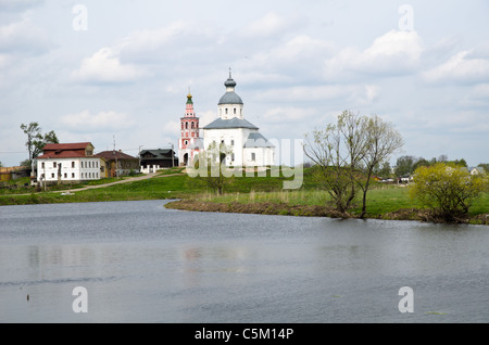 Blick auf den Fluss, der alten christlichen Kirche in der Stadt Susdal Stockfoto