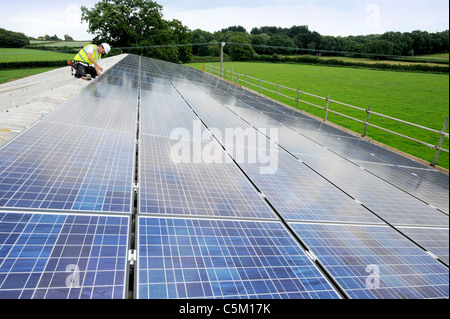 Eine PV-Solaranlage von NWT. Die Tafeln bieten Einspeisevergütung Solarstrom aus landwirtschaftlichen Gebäuden in der Nähe von Uckfield East Sussex. Stockfoto