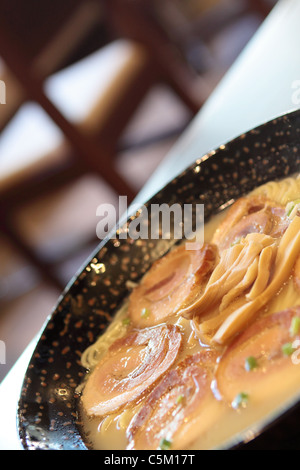 Schweinefleisch mit Nudeln im japanischen Stil Stockfoto
