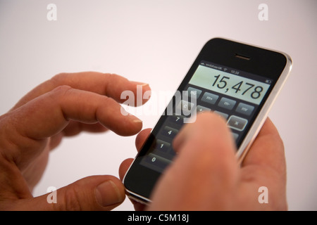 Mann mit Rechner-Anwendung auf dem iPhone Stockfoto