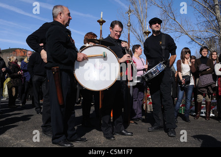 Prozession - Karneval "Botarga - Motley LA CANDELARIA" in RETIENDAS. Guadalajara. Kastilien-La Mancha.SPAIN Stockfoto