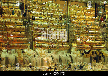 Schöne goldene Ringe in einem Schaufenster in Istanbul, Türkei Stockfoto