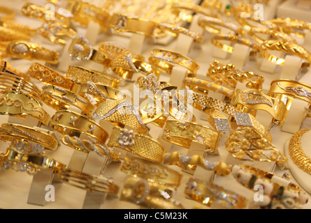 Schöne goldene Ringe in einem Schaufenster in Istanbul, Türkei Stockfoto